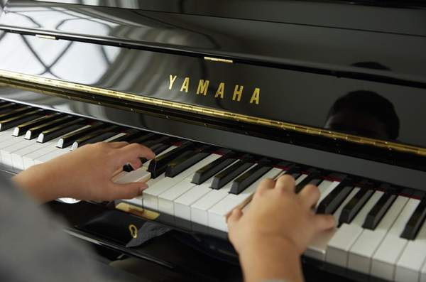 Yamaha U1 Upright Piano, Polished Ebony